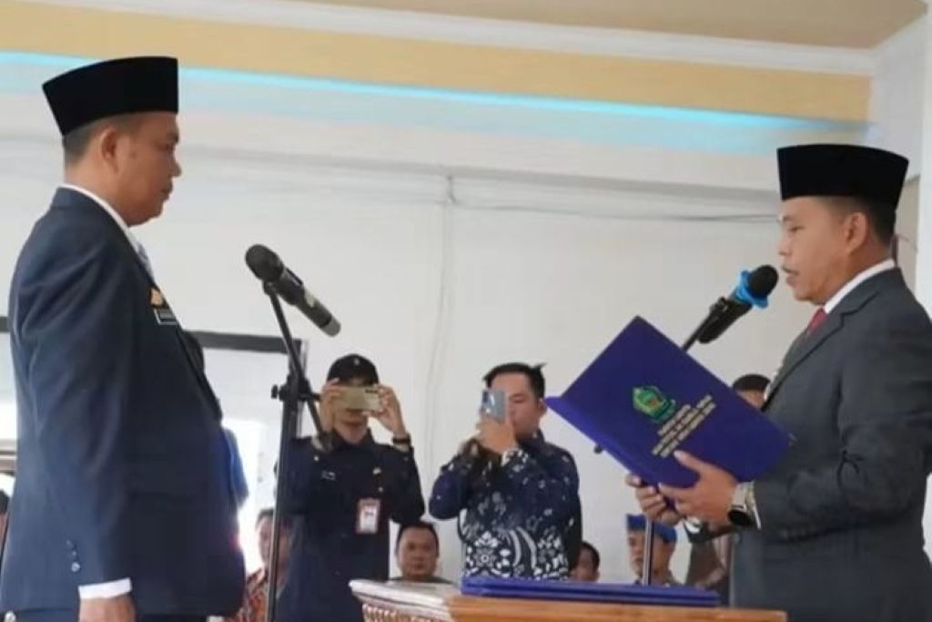 Bupati Azhari Resmi Lantik Syarifudin Sebagai Sekda Kabupaten Lebong Bupati Azhari Resmi Lantik Syarifudin Sebagai Sekda Kabupaten Lebong