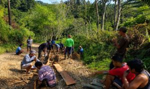 Eksekutif dan Legislatif Sibuk 'Dinas Luar', Warga Seluma Swadaya Patungan Perbaiki Jalan Eksekutif dan Legislatif Sibuk 'Dinas Luar', Warga Seluma Swadaya Patungan Perbaiki Jalan