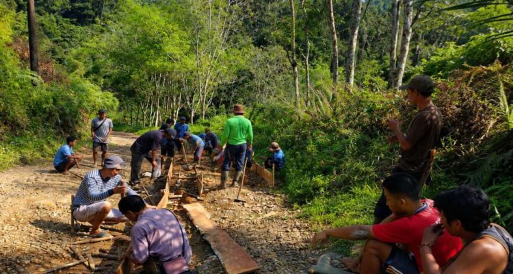 Eksekutif dan Legislatif Sibuk 'Dinas Luar', Warga Seluma Swadaya Patungan Perbaiki Jalan