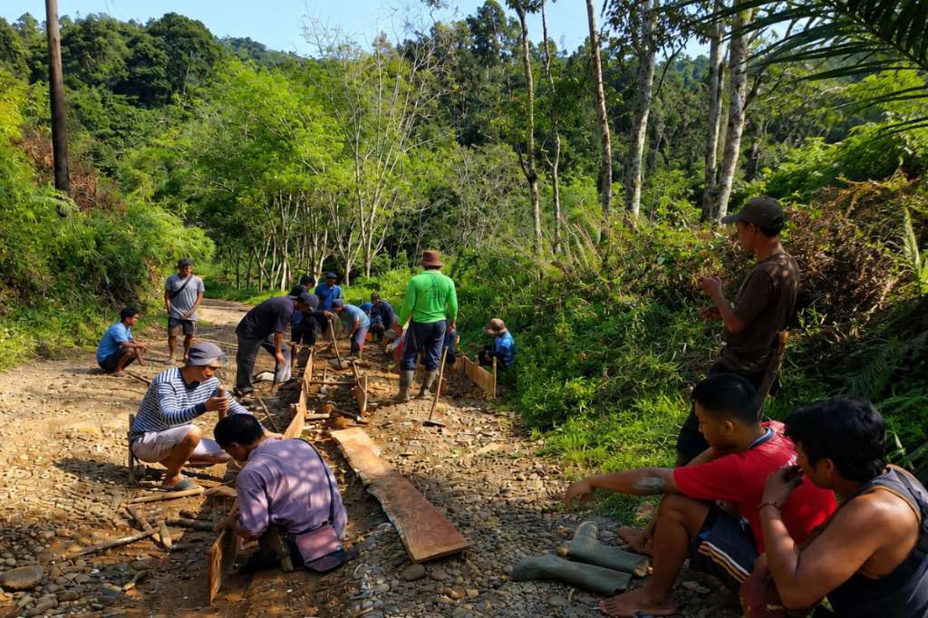 Eksekutif dan Legislatif Sibuk 'Dinas Luar', Warga Seluma Swadaya Patungan Perbaiki Jalan