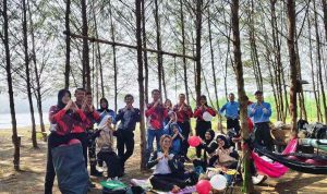 Gelar Bhakti Sosial, DPPI Seluma Bersihkan Sampah Plastik di Pantai Cemoro Sewu