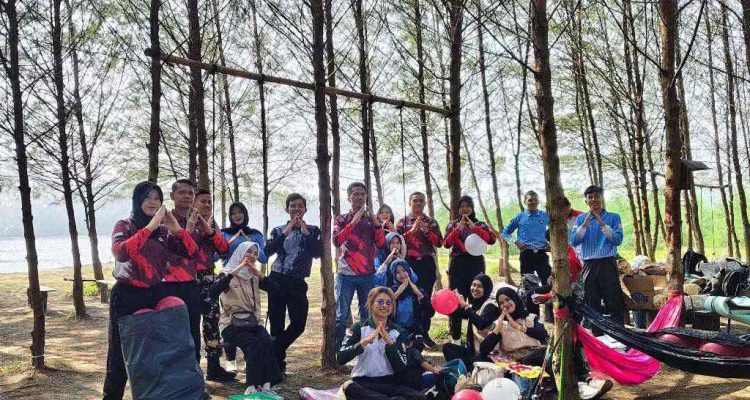 Gelar Bhakti Sosial, DPPI Seluma Bersihkan Sampah Plastik di Pantai Cemoro Sewu