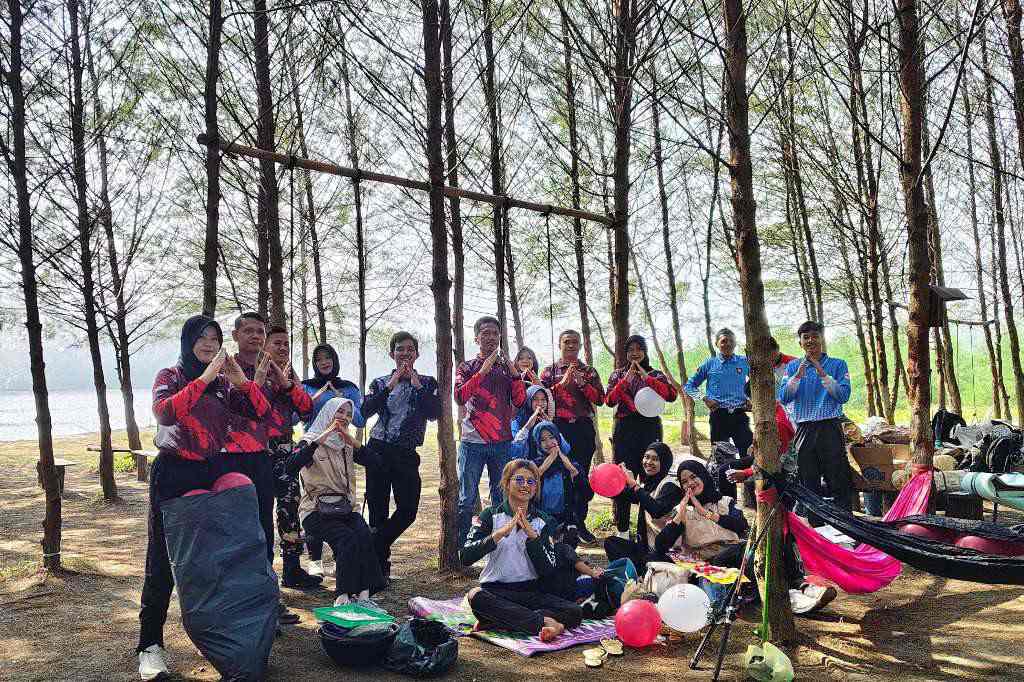 Gelar Bhakti Sosial, DPPI Seluma Bersihkan Sampah Plastik di Pantai Cemoro Sewu