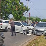 Hilang Kendali, Mobil Guru SDN 5 Kota Bengkulu Alami Tabrakan Beruntun di Lampu Merah