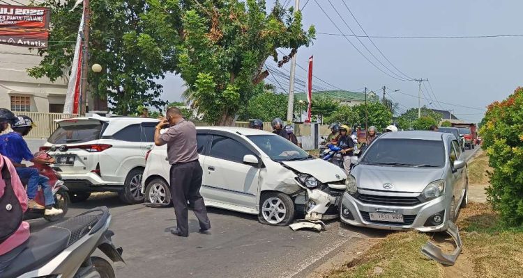 Hilang Kendali, Mobil Guru SDN Kota Bengkulu Alami Tabrakan Beruntun di Lampu Merah Hilang Kendali, Mobil Guru SDN 5 Kota Bengkulu Alami Tabrakan Beruntun di Lampu Merah