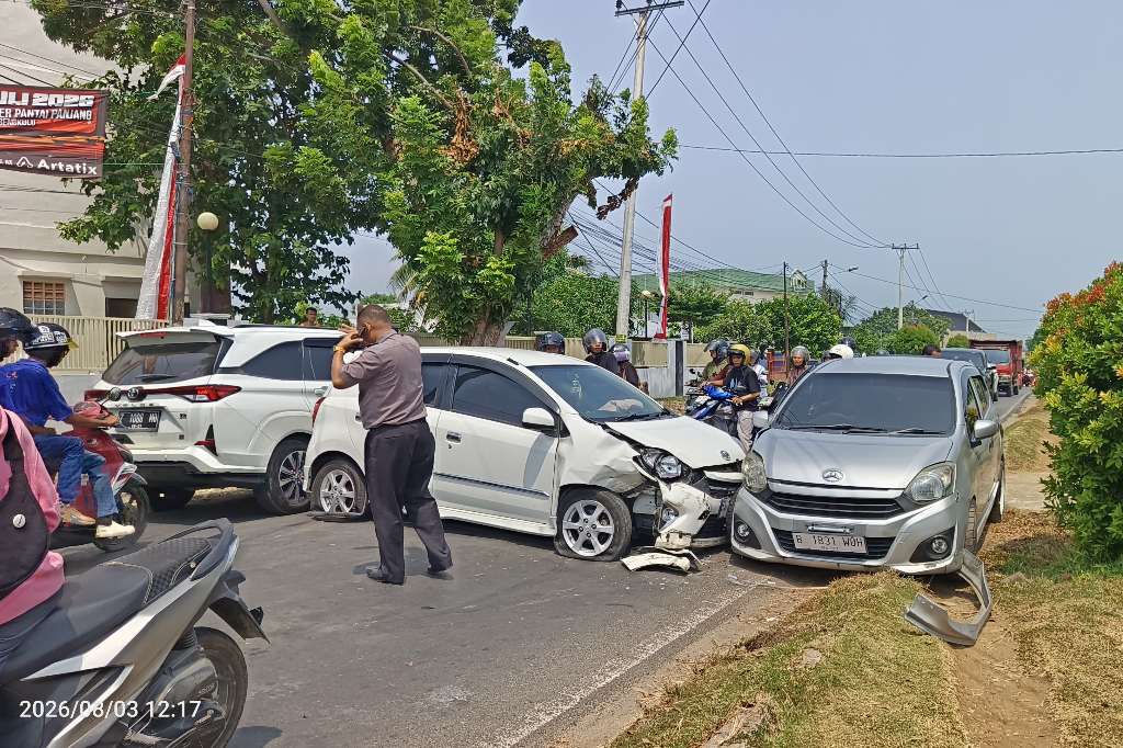 Hilang Kendali, Mobil Guru SDN 5 Kota Bengkulu Alami Tabrakan Beruntun di Lampu Merah