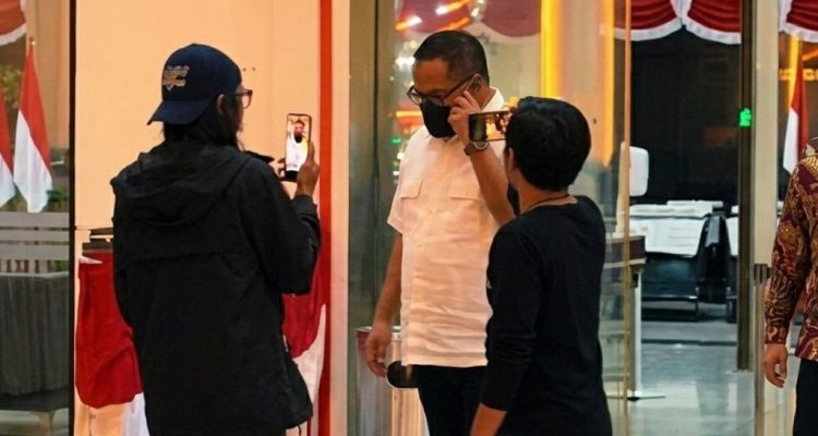 Hingga Malam, Arif Gunadi dan Kadis PUPR Kota Bengkulu Selesai Diperiksa KPK Hingga Malam, Arif Gunadi dan Kadis PUPR Kota Bengkulu Selesai Diperiksa KPK