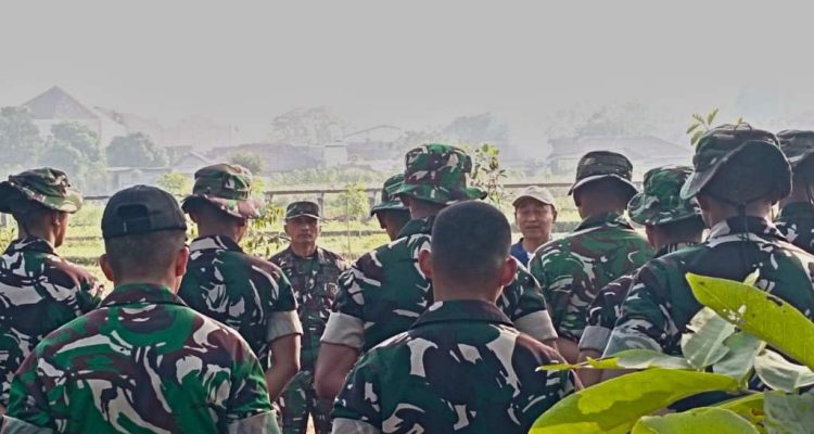 Jaga Kelestarian Lingkungan, Koramil Sananwetan dan Batalyon TP 533 Gelar Karya Bakti