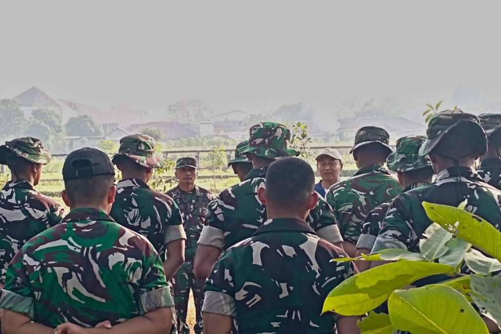 Jaga Kelestarian Lingkungan, Koramil Sananwetan dan Batalyon TP 533 Gelar Karya Bakti
