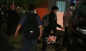 KPK Angkut Tiga Koper dari Kediaman Sektetaris DPRD Kota Bengkulu KPK Angkut Tiga Koper dari Kediaman Sektetaris DPRD Kota Bengkulu