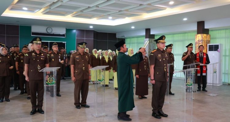 Kajati Bengkulu Lantik 6 Pejabat Eselon II dan III, Zuhandi Resmi Jabat Wakajati Kajati Bengkulu Lantik 6 Pejabat Eselon II dan III, Zuhandi Resmi Jabat Wakajati