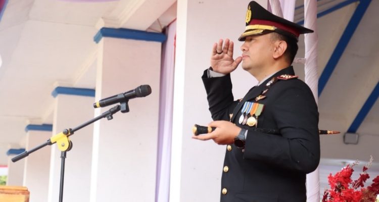 Kapolres Lebong Pimpin Penurunan Bendera HUT ke-81 RI Kapolres Lebong Pimpin Penurunan Bendera HUT ke-81 RI