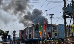 Kebakaran Hebat di Pengantungan Kota Bengkulu, 15 Rumah Hangus Terbakar Kebakaran Hebat di Pengantungan Kota Bengkulu: 15 Rumah Hangus Terbakar
