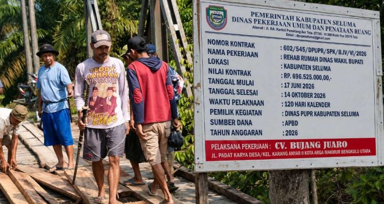 Kontradiksi, Bendera 2 Km dan Rehab Rumdin Rp696 Juta Vs Warga Patungan Perbaiki Jembatan