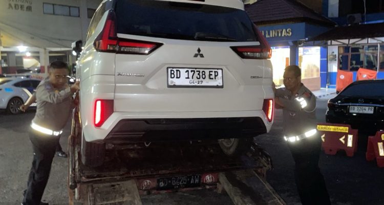 Mobil Xpander Berplat Nomor Fortuner Sudah di Polda Bengkulu, Pemilik Belum Juga Muncul Mobil Xpander Berplat Nomor Fortuner Sudah di Polda Bengkulu, Pemilik Belum Juga Muncul