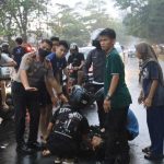 Momen Kapolda Bengkulu Turun dari Mobil Bawa Korban Laka ke RS Bhayangkara
