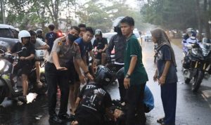 Momen Kapolda Bengkulu Turun dari Mobil Bawa Korban Laka ke RS Bhayangkara Momen Kapolda Bengkulu Turun dari Mobil Bawa Korban Laka ke RS Bhayangkara