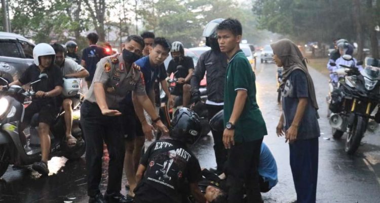 Momen Kapolda Bengkulu Turun dari Mobil Bawa Korban Laka ke RS Bhayangkara Momen Kapolda Bengkulu Turun dari Mobil Bawa Korban Laka ke RS Bhayangkara