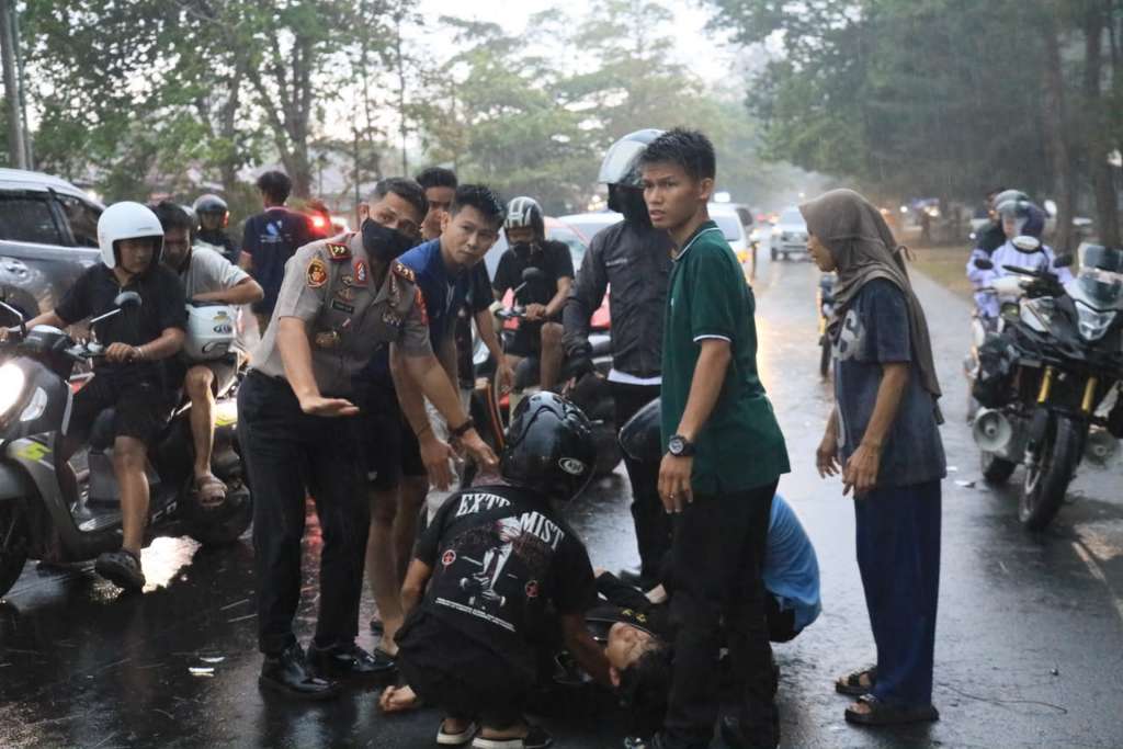 Momen Kapolda Bengkulu Turun dari Mobil Bawa Korban Laka ke RS Bhayangkara