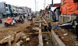 Posisi Proyek Pasar Panorama di Tengah Aktivitas KPK RI di Kota Bengkulu BENGKULU – Di tengah gelombang penggeledahan maraton Komisi Pemberantasan Korupsi (KPK) yang membidik dugaan ijon dan pengondisian proyek di Kota Bengkulu, muncul pertanyaan publik: mungkinkah pengerjaan drainase di kawasan Pasar Panorama ikut terseret dalam radar penyidikan lembaga antirasuah tersebut? Spekulasi ini mencuat setelah Organisasi Masyarakat Gerakan Bela Tanah Adat (GARBETA) Kota Bengkulu secara terbuka mendesak Aparat Penegak Hukum (APH) melakukan audit menyeluruh terhadap pengerjaan drainase Pasar Panorama. Proyek ini dinilai terkesan "siluman" dan ditutup-tutupi dari masyarakat. "Masyarakat berhak mengetahui proyek ini berasal dari mana dan menggunakan anggaran apa. Di lokasi tidak ada papan nama pengerjaan yang menjelaskan nilai anggaran, kontraktor pelaksana, maupun waktu pelaksanaan. Ini menimbulkan tanda tanya besar," ujar Ketua GARBETA Kota Bengkulu, Supli Hayadi. Ia menegaskan bahwa masyarakat tidak anti terhadap pembangunan daerah, namun penggunaan anggaran negara wajib dilaksanakan secara transparan dan dapat dipertanggungjawabkan sesuai asas tata kelola pemerintahan yang baik. Beririsan Langsung dengan Sektor SDA dan Dinas PUPR Potensi masuknya proyek drainase ini ke dalam pusaran pemeriksaan KPK sangat terbuka lebar. Pasalnya, pengerjaan drainase berada di bawah naungan Bidang Sumber Daya Air (SDA) dan Dinas PUPR Kota Bengkulu—dua pos anggaran yang saat ini menjadi episentrum penyidikan KPK. Lembaga antirasuah tercatat telah menyita 25 koper dokumen dan uang tunai lebih dari Rp4 miliar dari kediaman Kepala Dinas PUPR Kota Bengkulu Noprisman, Kabid SDA Agus Suhendra Wijaya, hingga pejabat teknis PPTK dan pihak swasta. Fokus penyidikan KPK yang berlandaskan Surat Perintah Penyidikan (Sprindik) umum melacak dugaan aliran suap dan pengondisian paket pekerjaan fisik lintas anggaran selama lima tahun terakhir (2019–2026). Plt Direktur Penyidikan KPK, Achmad Taufik Husein, sebelumnya telah memberi sinyal kuat mengenai meluasnya penyidikan ke berbagai pengerjaan fisik lain yang menggunakan modus serupa, dengan peluang penetapan tersangka baru. Dengan tidak adanya papan transparansi pada pengerjaan drainase Pasar Panorama, desakan audit dari GARBETA ini menjadi pemicu bagi APH maupun KPK untuk mendalami apakah pengerjaan tersebut juga mengindikasikan pola pengondisian proyek serupa. Hingga berita ini diturunkan, belum ada keterbukaan maupun keterangan resmi dari pihak pelaksana dan instansi dinas terkait mengenai perizinan serta sumber anggaran proyek drainase di kawasan Pasar Panorama tersebut.