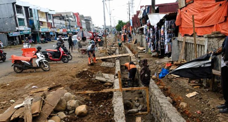 BENGKULU – Di tengah gelombang penggeledahan maraton Komisi Pemberantasan Korupsi (KPK) yang membidik dugaan ijon dan pengondisian proyek di Kota Bengkulu, muncul pertanyaan publik: mungkinkah pengerjaan drainase di kawasan Pasar Panorama ikut terseret dalam radar penyidikan lembaga antirasuah tersebut? Spekulasi ini mencuat setelah Organisasi Masyarakat Gerakan Bela Tanah Adat (GARBETA) Kota Bengkulu secara terbuka mendesak Aparat Penegak Hukum (APH) melakukan audit menyeluruh terhadap pengerjaan drainase Pasar Panorama. Proyek ini dinilai terkesan "siluman" dan ditutup-tutupi dari masyarakat. "Masyarakat berhak mengetahui proyek ini berasal dari mana dan menggunakan anggaran apa. Di lokasi tidak ada papan nama pengerjaan yang menjelaskan nilai anggaran, kontraktor pelaksana, maupun waktu pelaksanaan. Ini menimbulkan tanda tanya besar," ujar Ketua GARBETA Kota Bengkulu, Supli Hayadi. Ia menegaskan bahwa masyarakat tidak anti terhadap pembangunan daerah, namun penggunaan anggaran negara wajib dilaksanakan secara transparan dan dapat dipertanggungjawabkan sesuai asas tata kelola pemerintahan yang baik. Beririsan Langsung dengan Sektor SDA dan Dinas PUPR Potensi masuknya proyek drainase ini ke dalam pusaran pemeriksaan KPK sangat terbuka lebar. Pasalnya, pengerjaan drainase berada di bawah naungan Bidang Sumber Daya Air (SDA) dan Dinas PUPR Kota Bengkulu—dua pos anggaran yang saat ini menjadi episentrum penyidikan KPK. Lembaga antirasuah tercatat telah menyita 25 koper dokumen dan uang tunai lebih dari Rp4 miliar dari kediaman Kepala Dinas PUPR Kota Bengkulu Noprisman, Kabid SDA Agus Suhendra Wijaya, hingga pejabat teknis PPTK dan pihak swasta. Fokus penyidikan KPK yang berlandaskan Surat Perintah Penyidikan (Sprindik) umum melacak dugaan aliran suap dan pengondisian paket pekerjaan fisik lintas anggaran selama lima tahun terakhir (2019–2026). Plt Direktur Penyidikan KPK, Achmad Taufik Husein, sebelumnya telah memberi sinyal kuat mengenai meluasnya penyidikan ke berbagai pengerjaan fisik lain yang menggunakan modus serupa, dengan peluang penetapan tersangka baru. Dengan tidak adanya papan transparansi pada pengerjaan drainase Pasar Panorama, desakan audit dari GARBETA ini menjadi pemicu bagi APH maupun KPK untuk mendalami apakah pengerjaan tersebut juga mengindikasikan pola pengondisian proyek serupa. Hingga berita ini diturunkan, belum ada keterbukaan maupun keterangan resmi dari pihak pelaksana dan instansi dinas terkait mengenai perizinan serta sumber anggaran proyek drainase di kawasan Pasar Panorama tersebut.