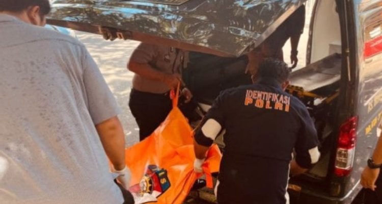 Pria Tanpa Identitas Ditemukan Terbujur Kaku di Panggung Lapangan Merdeka Pria Tanpa Identitas Ditemukan Terbujur Kaku di Panggung Lapangan Merdeka