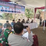 Lebong, Satujuang.com – Persoalan pupuk subsidi menjadi sorotan dalam reses DPRD Kabupaten Lebong Dapil 2 di tengah musim tanam. Reses digelar Sabtu (29/8/2026). Reses tersebut dilaksanakan untuk menyerap aspirasi masyarakat Kecamatan Lebong Tengah, Lebong Sakti dan Bingin Kuning. Seluruh anggota DPRD Lebong dari Dapil 2 tampak hadir dalam kegiatan tersebut. Reses dipimpin Wakil Ketua II DPRD Lebong, Rinto Putra dari Partai Demokrat. Perwakilan masyarakat Lebong Tengah, Edi Mundandar, menyampaikan kelangkaan pupuk subsidi kepada anggota dewan. Menurutnya, persoalan tersebut menjadi perhatian petani karena saat ini sudah memasuki musim tanam. Ia juga mempertanyakan mekanisme penyaluran pupuk subsidi kepada petani. Termasuk ketentuan harga eceran tertinggi (HET) yang harus diterapkan pengecer. “Berapa sebenarnya HET pupuk subsidi di tingkat pengecer?” demikian salah satu persoalan yang dipertanyakan masyarakat. Masyarakat juga mempertanyakan konsekuensi hukum apabila pengecer menjual pupuk subsidi di atas HET. Menanggapi persoalan tersebut, Jimi dari Dinas Pertanian Kabupaten Lebong menjelaskan pupuk subsidi merupakan barang terbatas. Karena itu, penyalurannya memiliki mekanisme dan ketentuan yang harus dipenuhi. Menurutnya, pupuk subsidi disalurkan dari distributor kepada kios dan selanjutnya kepada petani yang memenuhi persyaratan. Petani yang berhak membeli pupuk subsidi harus memiliki lahan dan tergabung dalam kelompok tani resmi. Kelompok tani tersebut harus terdaftar dan memiliki SK dari kepala desa setempat. Kelompok juga wajib menyampaikan kebutuhan pupuk melalui RDKK. “Pupuk subsidi bisa disalurkan kepada kelompok tani yang memiliki RDKK,” jelasnya. Ia menambahkan, petani yang memiliki lahan lebih dari dua hektare tidak mendapatkan pupuk subsidi karena masuk kategori petani maju. Jimi mengimbau petani yang belum tergabung dalam kelompok agar segera mendaftarkan diri. Ia juga meminta kepala desa ikut menyosialisasikan ketentuan tersebut kepada masyarakat dengan didampingi penyuluh pertanian. Salah satu syarat yang harus dipenuhi petani yakni memiliki NIK yang valid di Dinas Dukcapil. Selain itu, setiap kios pupuk subsidi disebut telah dilengkapi barcode yang ditempel di lokasi. Barcode tersebut dapat digunakan masyarakat untuk melaporkan kios apabila ditemukan tidak mematuhi ketentuan penyaluran pupuk subsidi. Sementara itu, anggota DPRD Lebong dari PAN, Pip Haryono, meminta Dinas Pertanian menyampaikan kondisi sebenarnya di lapangan. Hal itu disampaikannya karena informasi yang diterima dewan dari Dinas Pertanian dinilai berbeda dengan keluhan yang disampaikan masyarakat dalam reses. Ia meminta data terkait kondisi pupuk subsidi dibuka secara jelas agar persoalan yang dikeluhkan petani dapat diketahui dan ditindaklanjuti.
