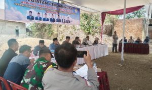 Reses Dapil 2, Warga Pertanyakan Pupuk Subsidi kepada Dinas Pertanian Lebong, Satujuang.com – Persoalan pupuk subsidi menjadi sorotan dalam reses DPRD Kabupaten Lebong Dapil 2 di tengah musim tanam. Reses digelar Sabtu (29/8/2026). Reses tersebut dilaksanakan untuk menyerap aspirasi masyarakat Kecamatan Lebong Tengah, Lebong Sakti dan Bingin Kuning. Seluruh anggota DPRD Lebong dari Dapil 2 tampak hadir dalam kegiatan tersebut. Reses dipimpin Wakil Ketua II DPRD Lebong, Rinto Putra dari Partai Demokrat. Perwakilan masyarakat Lebong Tengah, Edi Mundandar, menyampaikan kelangkaan pupuk subsidi kepada anggota dewan. Menurutnya, persoalan tersebut menjadi perhatian petani karena saat ini sudah memasuki musim tanam. Ia juga mempertanyakan mekanisme penyaluran pupuk subsidi kepada petani. Termasuk ketentuan harga eceran tertinggi (HET) yang harus diterapkan pengecer. “Berapa sebenarnya HET pupuk subsidi di tingkat pengecer?” demikian salah satu persoalan yang dipertanyakan masyarakat. Masyarakat juga mempertanyakan konsekuensi hukum apabila pengecer menjual pupuk subsidi di atas HET. Menanggapi persoalan tersebut, Jimi dari Dinas Pertanian Kabupaten Lebong menjelaskan pupuk subsidi merupakan barang terbatas. Karena itu, penyalurannya memiliki mekanisme dan ketentuan yang harus dipenuhi. Menurutnya, pupuk subsidi disalurkan dari distributor kepada kios dan selanjutnya kepada petani yang memenuhi persyaratan. Petani yang berhak membeli pupuk subsidi harus memiliki lahan dan tergabung dalam kelompok tani resmi. Kelompok tani tersebut harus terdaftar dan memiliki SK dari kepala desa setempat. Kelompok juga wajib menyampaikan kebutuhan pupuk melalui RDKK. “Pupuk subsidi bisa disalurkan kepada kelompok tani yang memiliki RDKK,” jelasnya. Ia menambahkan, petani yang memiliki lahan lebih dari dua hektare tidak mendapatkan pupuk subsidi karena masuk kategori petani maju. Jimi mengimbau petani yang belum tergabung dalam kelompok agar segera mendaftarkan diri. Ia juga meminta kepala desa ikut menyosialisasikan ketentuan tersebut kepada masyarakat dengan didampingi penyuluh pertanian. Salah satu syarat yang harus dipenuhi petani yakni memiliki NIK yang valid di Dinas Dukcapil. Selain itu, setiap kios pupuk subsidi disebut telah dilengkapi barcode yang ditempel di lokasi. Barcode tersebut dapat digunakan masyarakat untuk melaporkan kios apabila ditemukan tidak mematuhi ketentuan penyaluran pupuk subsidi. Sementara itu, anggota DPRD Lebong dari PAN, Pip Haryono, meminta Dinas Pertanian menyampaikan kondisi sebenarnya di lapangan. Hal itu disampaikannya karena informasi yang diterima dewan dari Dinas Pertanian dinilai berbeda dengan keluhan yang disampaikan masyarakat dalam reses. Ia meminta data terkait kondisi pupuk subsidi dibuka secara jelas agar persoalan yang dikeluhkan petani dapat diketahui dan ditindaklanjuti.
