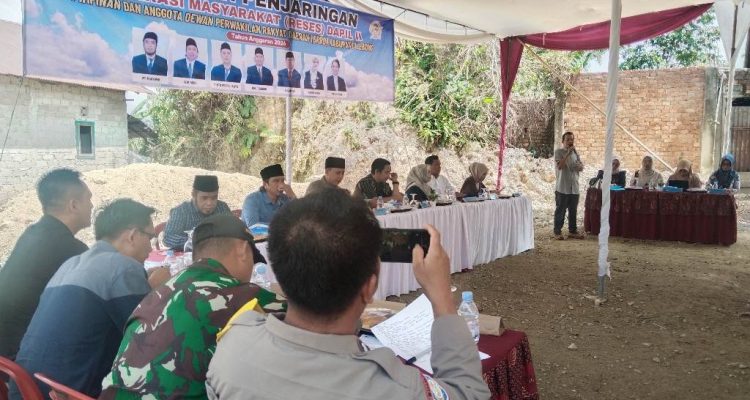 Lebong, Satujuang.com – Persoalan pupuk subsidi menjadi sorotan dalam reses DPRD Kabupaten Lebong Dapil 2 di tengah musim tanam. Reses digelar Sabtu (29/8/2026). Reses tersebut dilaksanakan untuk menyerap aspirasi masyarakat Kecamatan Lebong Tengah, Lebong Sakti dan Bingin Kuning. Seluruh anggota DPRD Lebong dari Dapil 2 tampak hadir dalam kegiatan tersebut. Reses dipimpin Wakil Ketua II DPRD Lebong, Rinto Putra dari Partai Demokrat. Perwakilan masyarakat Lebong Tengah, Edi Mundandar, menyampaikan kelangkaan pupuk subsidi kepada anggota dewan. Menurutnya, persoalan tersebut menjadi perhatian petani karena saat ini sudah memasuki musim tanam. Ia juga mempertanyakan mekanisme penyaluran pupuk subsidi kepada petani. Termasuk ketentuan harga eceran tertinggi (HET) yang harus diterapkan pengecer. “Berapa sebenarnya HET pupuk subsidi di tingkat pengecer?” demikian salah satu persoalan yang dipertanyakan masyarakat. Masyarakat juga mempertanyakan konsekuensi hukum apabila pengecer menjual pupuk subsidi di atas HET. Menanggapi persoalan tersebut, Jimi dari Dinas Pertanian Kabupaten Lebong menjelaskan pupuk subsidi merupakan barang terbatas. Karena itu, penyalurannya memiliki mekanisme dan ketentuan yang harus dipenuhi. Menurutnya, pupuk subsidi disalurkan dari distributor kepada kios dan selanjutnya kepada petani yang memenuhi persyaratan. Petani yang berhak membeli pupuk subsidi harus memiliki lahan dan tergabung dalam kelompok tani resmi. Kelompok tani tersebut harus terdaftar dan memiliki SK dari kepala desa setempat. Kelompok juga wajib menyampaikan kebutuhan pupuk melalui RDKK. “Pupuk subsidi bisa disalurkan kepada kelompok tani yang memiliki RDKK,” jelasnya. Ia menambahkan, petani yang memiliki lahan lebih dari dua hektare tidak mendapatkan pupuk subsidi karena masuk kategori petani maju. Jimi mengimbau petani yang belum tergabung dalam kelompok agar segera mendaftarkan diri. Ia juga meminta kepala desa ikut menyosialisasikan ketentuan tersebut kepada masyarakat dengan didampingi penyuluh pertanian. Salah satu syarat yang harus dipenuhi petani yakni memiliki NIK yang valid di Dinas Dukcapil. Selain itu, setiap kios pupuk subsidi disebut telah dilengkapi barcode yang ditempel di lokasi. Barcode tersebut dapat digunakan masyarakat untuk melaporkan kios apabila ditemukan tidak mematuhi ketentuan penyaluran pupuk subsidi. Sementara itu, anggota DPRD Lebong dari PAN, Pip Haryono, meminta Dinas Pertanian menyampaikan kondisi sebenarnya di lapangan. Hal itu disampaikannya karena informasi yang diterima dewan dari Dinas Pertanian dinilai berbeda dengan keluhan yang disampaikan masyarakat dalam reses. Ia meminta data terkait kondisi pupuk subsidi dibuka secara jelas agar persoalan yang dikeluhkan petani dapat diketahui dan ditindaklanjuti.