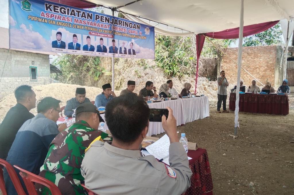 Lebong, Satujuang.com – Persoalan pupuk subsidi menjadi sorotan dalam reses DPRD Kabupaten Lebong Dapil 2 di tengah musim tanam. Reses digelar Sabtu (29/8/2026). Reses tersebut dilaksanakan untuk menyerap aspirasi masyarakat Kecamatan Lebong Tengah, Lebong Sakti dan Bingin Kuning. Seluruh anggota DPRD Lebong dari Dapil 2 tampak hadir dalam kegiatan tersebut. Reses dipimpin Wakil Ketua II DPRD Lebong, Rinto Putra dari Partai Demokrat. Perwakilan masyarakat Lebong Tengah, Edi Mundandar, menyampaikan kelangkaan pupuk subsidi kepada anggota dewan. Menurutnya, persoalan tersebut menjadi perhatian petani karena saat ini sudah memasuki musim tanam. Ia juga mempertanyakan mekanisme penyaluran pupuk subsidi kepada petani. Termasuk ketentuan harga eceran tertinggi (HET) yang harus diterapkan pengecer. “Berapa sebenarnya HET pupuk subsidi di tingkat pengecer?” demikian salah satu persoalan yang dipertanyakan masyarakat. Masyarakat juga mempertanyakan konsekuensi hukum apabila pengecer menjual pupuk subsidi di atas HET. Menanggapi persoalan tersebut, Jimi dari Dinas Pertanian Kabupaten Lebong menjelaskan pupuk subsidi merupakan barang terbatas. Karena itu, penyalurannya memiliki mekanisme dan ketentuan yang harus dipenuhi. Menurutnya, pupuk subsidi disalurkan dari distributor kepada kios dan selanjutnya kepada petani yang memenuhi persyaratan. Petani yang berhak membeli pupuk subsidi harus memiliki lahan dan tergabung dalam kelompok tani resmi. Kelompok tani tersebut harus terdaftar dan memiliki SK dari kepala desa setempat. Kelompok juga wajib menyampaikan kebutuhan pupuk melalui RDKK. “Pupuk subsidi bisa disalurkan kepada kelompok tani yang memiliki RDKK,” jelasnya. Ia menambahkan, petani yang memiliki lahan lebih dari dua hektare tidak mendapatkan pupuk subsidi karena masuk kategori petani maju. Jimi mengimbau petani yang belum tergabung dalam kelompok agar segera mendaftarkan diri. Ia juga meminta kepala desa ikut menyosialisasikan ketentuan tersebut kepada masyarakat dengan didampingi penyuluh pertanian. Salah satu syarat yang harus dipenuhi petani yakni memiliki NIK yang valid di Dinas Dukcapil. Selain itu, setiap kios pupuk subsidi disebut telah dilengkapi barcode yang ditempel di lokasi. Barcode tersebut dapat digunakan masyarakat untuk melaporkan kios apabila ditemukan tidak mematuhi ketentuan penyaluran pupuk subsidi. Sementara itu, anggota DPRD Lebong dari PAN, Pip Haryono, meminta Dinas Pertanian menyampaikan kondisi sebenarnya di lapangan. Hal itu disampaikannya karena informasi yang diterima dewan dari Dinas Pertanian dinilai berbeda dengan keluhan yang disampaikan masyarakat dalam reses. Ia meminta data terkait kondisi pupuk subsidi dibuka secara jelas agar persoalan yang dikeluhkan petani dapat diketahui dan ditindaklanjuti.