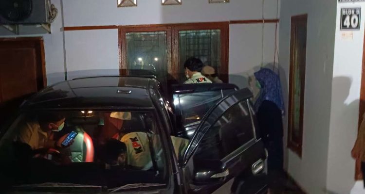 Rumah PPTK Belungguk Point Digeledah KPK, Dibawa Pakai Mobil Innova Rumah PPTK Belungguk Point Digeledah KPK, Hendra Dibawa Pakai Mobil Innova
