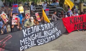 Soroti Dakwaan 'Ompong' Penembakan Petani, FMPR Demo Kejari Bengkulu Selatan Desak Pasal Senpi Diterapkan Soroti Dakwaan 'Ompong' Penembakan Petani, FMPR Demo Kejari Bengkulu Selatan Desak Pasal Senpi Diterapkan