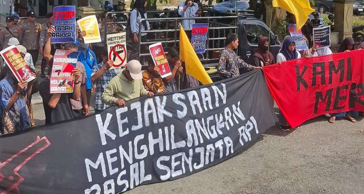 Soroti Dakwaan 'Ompong' Penembakan Petani, FMPR Demo Kejari Bengkulu Selatan Desak Pasal Senpi Diterapkan Soroti Dakwaan 'Ompong' Penembakan Petani, FMPR Demo Kejari Bengkulu Selatan Desak Pasal Senpi Diterapkan