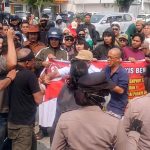 Unjuk Rasa FABB di Kejati Bengkulu Memanas, Nyaris Bentrok Didatangi Kelompok Lain Unjuk Rasa FABB di Kejati Bengkulu Memanas, Nyaris Bentrok Didatangi Kelompok Lain