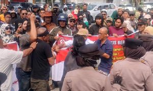 Unjuk Rasa FABB di Kejati Bengkulu Memanas, Nyaris Bentrok Didatangi Kelompok Lain Unjuk Rasa FABB di Kejati Bengkulu Memanas, Nyaris Bentrok Didatangi Kelompok Lain