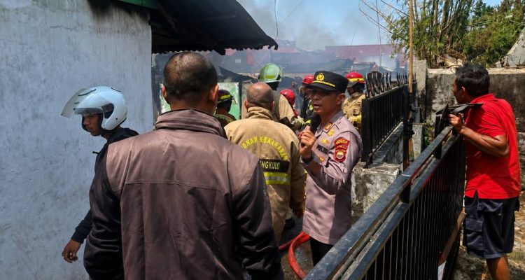 Update 21 Rumah Terbakar di Pengantungan Kota Bengkulu Update Kebakaran: 21 Rumah Terbakar di Pengantungan Kota Bengkulu