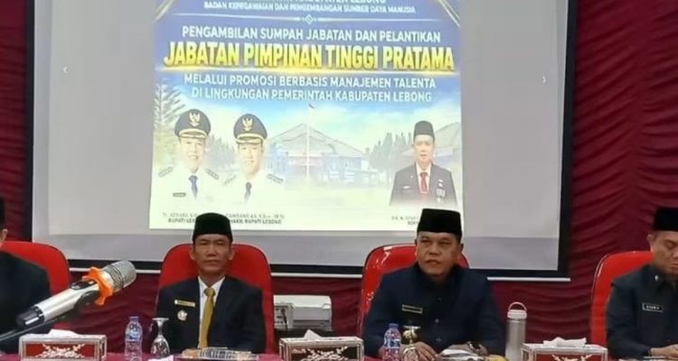 17 Pejabat Pemkab Lebong Dimutasi, Bupati Azhari Minta Jalankan Amanah 17 Pejabat Pemkab Lebong Dimutasi, Bupati Azhari Minta Jalankan Amanah