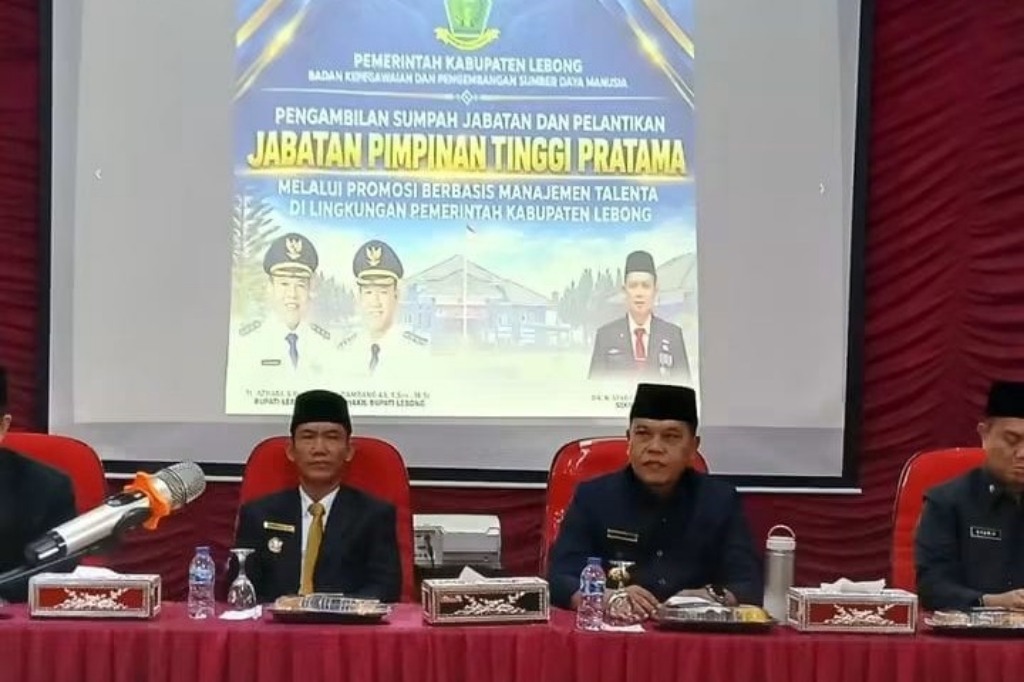 17 Pejabat Pemkab Lebong Dimutasi, Bupati Azhari Minta Jalankan Amanah 17 Pejabat Pemkab Lebong Dimutasi, Bupati Azhari Minta Jalankan Amanah