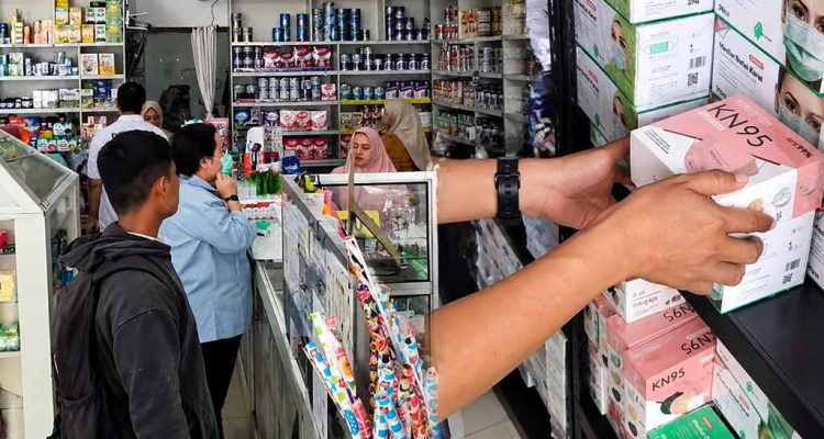 Anak Krakatau Bikin Masker Laris Manis di Bengkulu