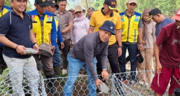 Bupati Azhari Turun Langsung Pasang Bronjong Bersama Warga Talang Leak