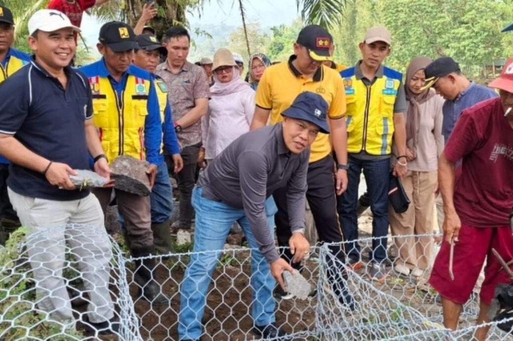 Bupati Azhari Turun Langsung Pasang Bronjong Bersama Warga Talang Leak