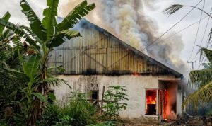 Diduga Dipicu Cekcok Pasutri Berujung Rumah Terbakar Hebohkan Warga Diduga Dipicu Cekcok Pasutri Berujung Rumah Terbakar Hebohkan Warga