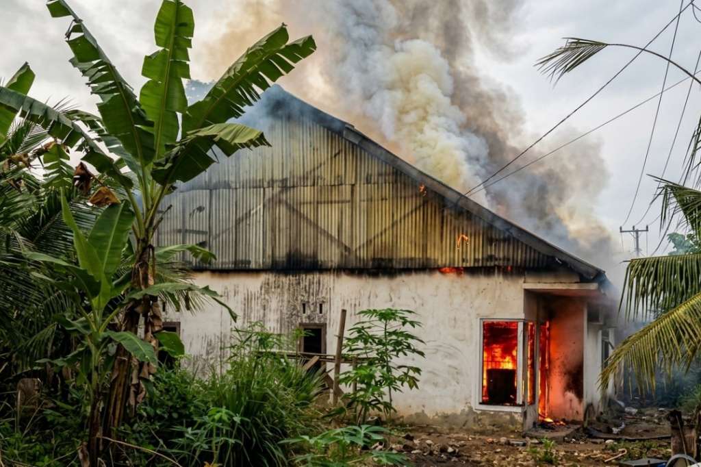 Diduga Dipicu Cekcok Pasutri Berujung Rumah Terbakar Hebohkan Warga Diduga Dipicu Cekcok Pasutri Berujung Rumah Terbakar Hebohkan Warga
