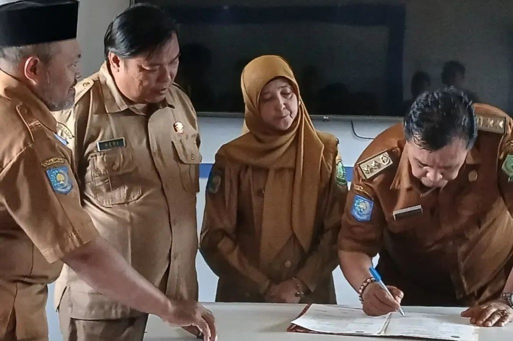Hery Setiawan Resmi Jabat Kadis Kominfo-SP Lebong, Tharmizi Serahkan Tugas Hery Setiawan Resmi Jabat Kadis Kominfo-SP Lebong, Tharmizi Serahkan Tugas