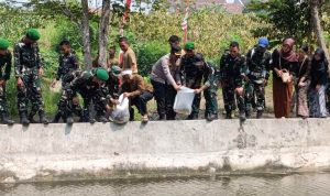 Jembatan Garuda Beroperasi, Koramil Sananwetan Hijaukan Kali Karplos dan Sebar Benih Ikan