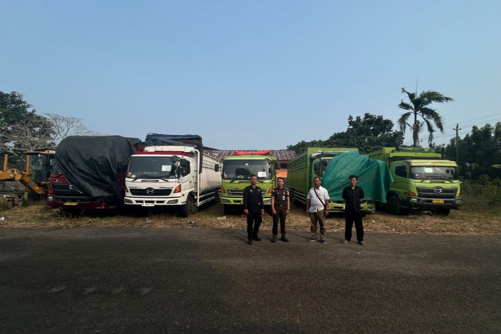 Kejari Bengkulu Tahan Tiga Tersangka Tambang Batu Bara Ilegal dan Sita 80 Ton Barang Bukti Kejari Bengkulu Tahan Tiga Tersangka Tambang Batu Bara Ilegal dan Sita 80 Ton Barang Bukti