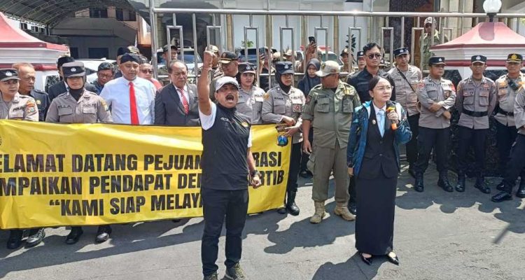 Kekecewaan Memuncak, Insan Olahraga Kota Blitar Tuntut Pencairan Hibah dan Pembukaan Sekretariat Kekecewaan Memuncak, Insan Olahraga Kota Blitar Tuntut Pencairan Hibah dan Pembukaan Sekretariat