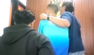 Modus Tinggalkan Kunci Dalam Mobil, Sopir Pribadi di Blitar Kena Sergap Usai Bawa Lari Uang Rp23 Juta Modus Tinggalkan Kunci Dalam Mobil, Sopir Pribadi di Blitar Kena Sergap Usai Bawa Lari Uang Rp23 Juta