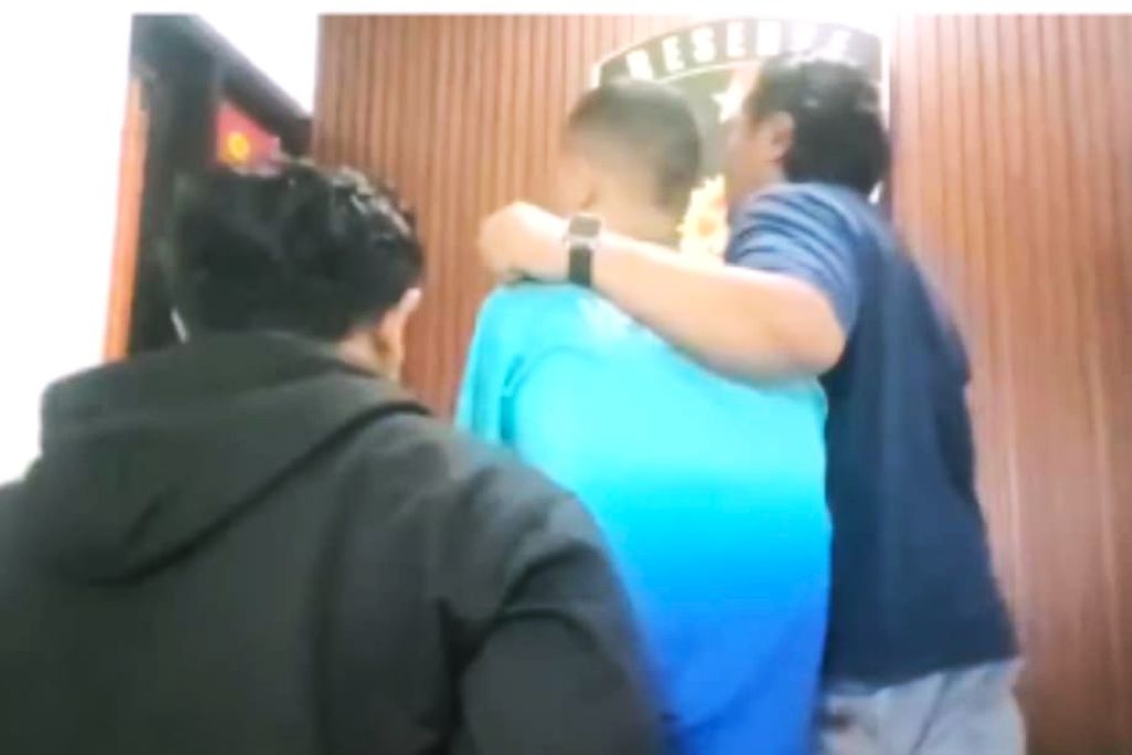 Modus Tinggalkan Kunci Dalam Mobil, Sopir Pribadi di Blitar Kena Sergap Usai Bawa Lari Uang Rp23 Juta Modus Tinggalkan Kunci Dalam Mobil, Sopir Pribadi di Blitar Kena Sergap Usai Bawa Lari Uang Rp23 Juta
