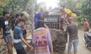 Seluma Emas di Tengah Jembatan Amblas, Warga Serindingan Perbaiki Sendiri Akses Vital Seluma Emas di Tengah Jembatan Amblas, Warga Serindingan Perbaiki Sendiri Akses Vital
